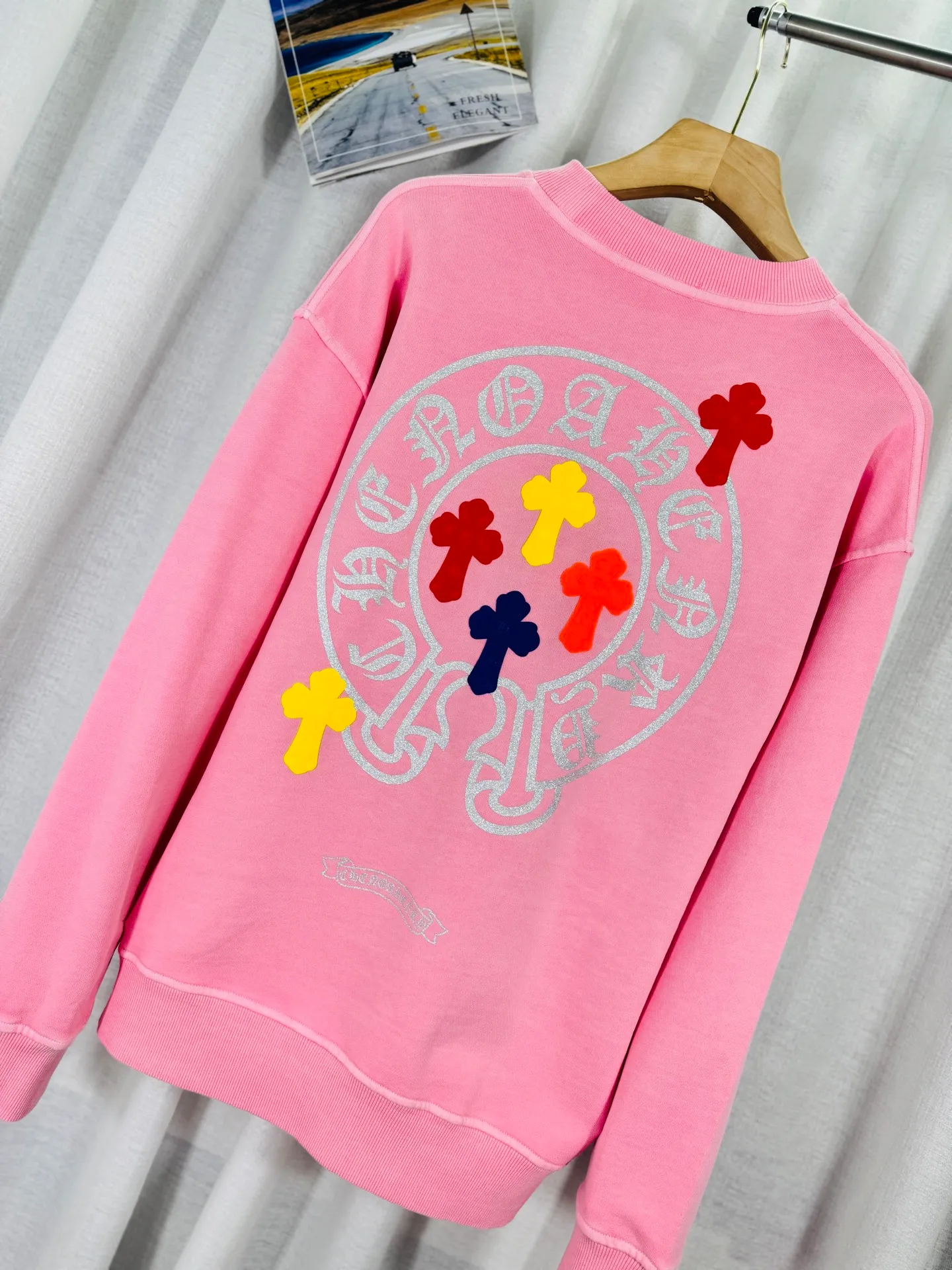 P250 top version, real shot without P, ​​different from market currency) 𝗖𝗵𝗿𝗼𝗺𝗲 𝗛𝗲𝗮𝗿𝘁𝘀/Cro Heart 2025 washed patch embroidery autumn and winter new original single counter American laser burnt 3D three-dimensional color embroidered couple casual sweatshirt 👑The highest version! Customized fabric 420g tripe terry fabric! American acid-washed and distressed original fabric laser burnt ✟appliqué embroidery and exquisite embroidery of letters! The best-selling model in the counter, very comfortable to wear. Accessories: original molded and authenticated collar label➕100% silk wash label. Genuine purchase-grade original hangtag➕matching hanging rope➕3D hanging beads➕original packaging bag. Craftsmanship: The original version has consistent wiring! The highest version of the armhole matching technique! Color: Pink Black Size: S M L XL Style No.: 9316